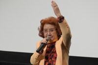 アフレコ時の様子を説明する野沢雅子。