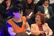 応援上映が始まる前の野沢雅子（右）と孫悟空（左）。