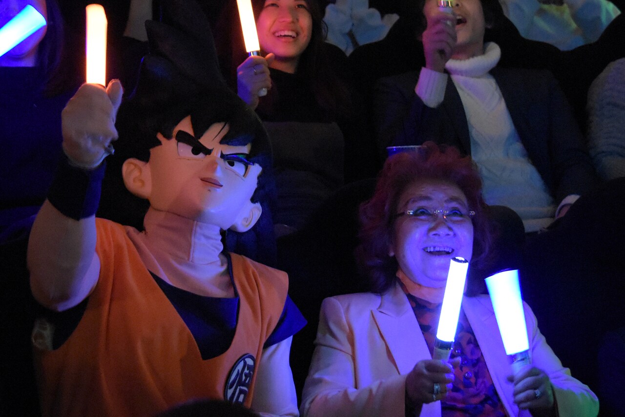 「ドラゴンボール超 ブロリー」応援上映の様子。左から孫悟空、野沢雅子。