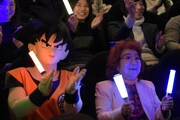 応援上映を楽しむ野沢雅子（右）と孫悟空（左）。