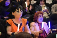 応援上映が終わった直後の野沢雅子（右）と孫悟空（左）。