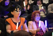 応援上映が終わった直後の野沢雅子（右）と孫悟空（左）。