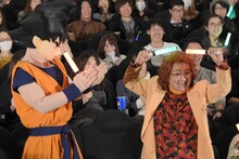 応援上映が終わり大興奮の野沢雅子（右）。