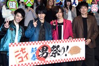 「ニセコイ」の生コメンタリー付きプレミア上映会の様子。