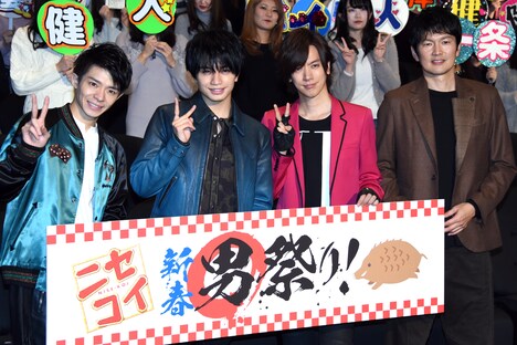 「ニセコイ」の生コメンタリー付きプレミア上映会の様子。