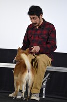 渋川清彦とあたる（手前）。