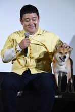 さちこをなでるドロンズ石本。