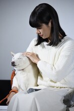 ポチをなでる桜井ユキ。