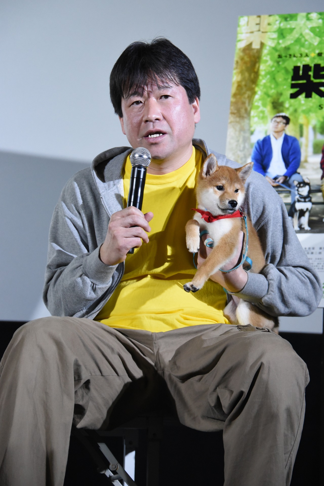 一郎を抱く佐藤二朗。