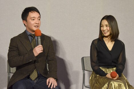 左から濱田岳、国仲涼子。