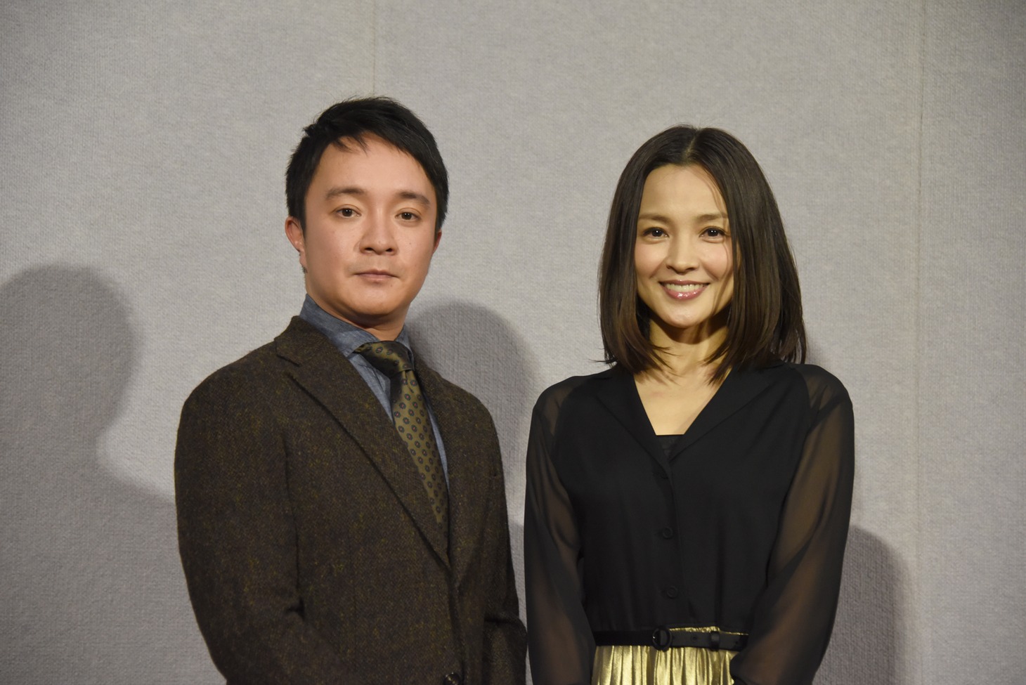 「ベトナムのひかり～ボクが無償医療を始めた理由～ 」試写会の様子。左から濱田岳、国仲涼子。