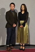 左から濱田岳、国仲涼子。