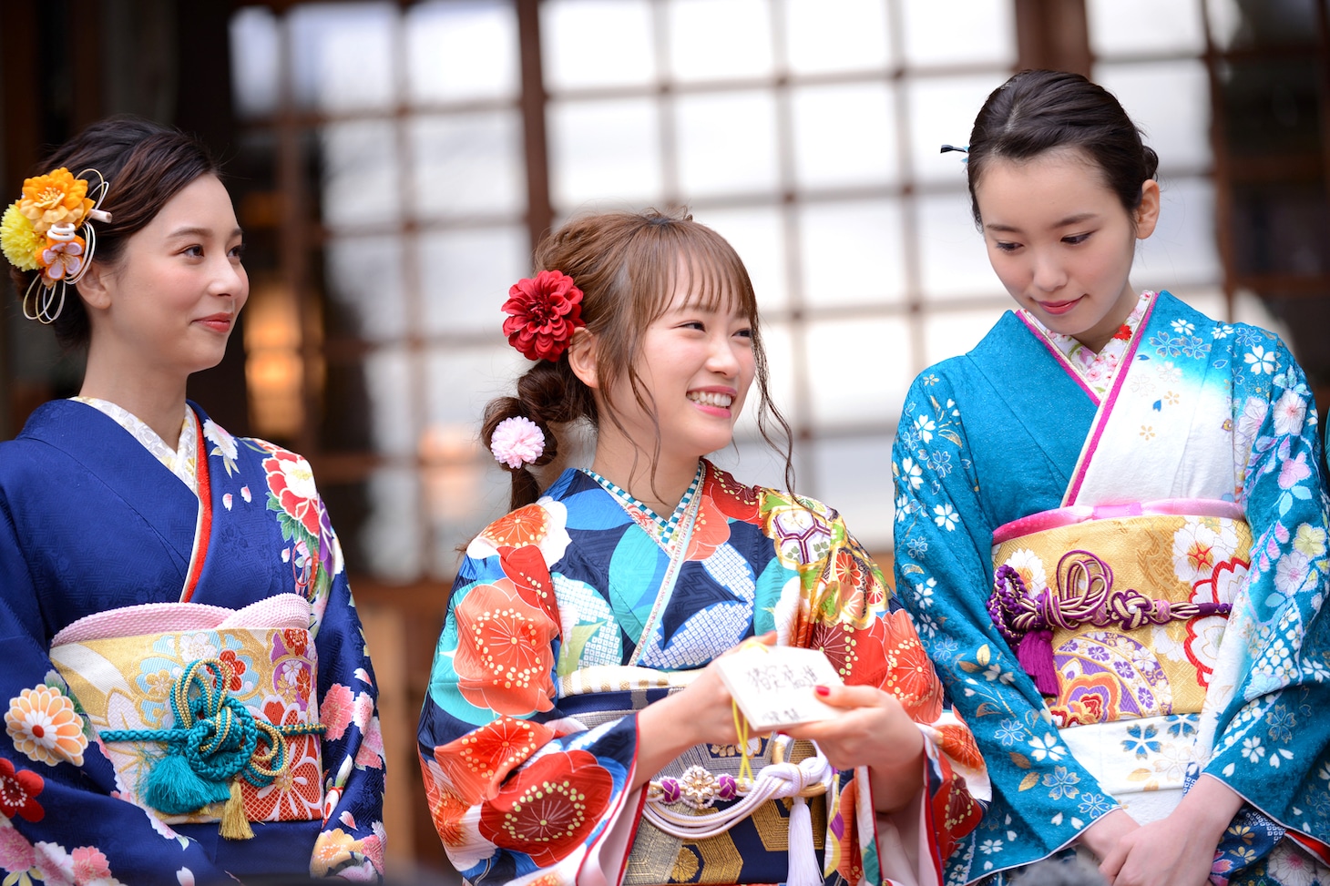 左からNiki、川栄李奈、飯豊まりえ。