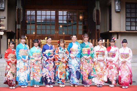 左から福田愛依、日比美思、大原優乃、Niki、川栄李奈、飯豊まりえ、江野沢愛美、山谷花純、浅川梨奈、大幡しえり。