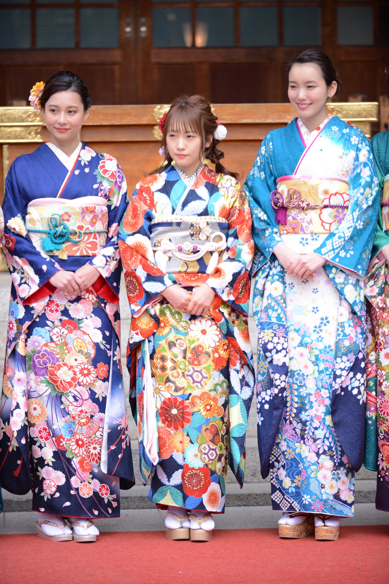 左からNiki、川栄李奈、飯豊まりえ。