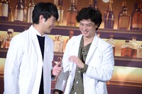 左から三浦貴大、安藤政信。