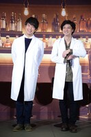 左から三浦貴大、安藤政信。