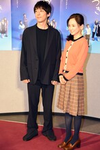 左から高橋一生、永作博美。