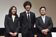 左から川口春奈、坂口健太郎、弁護士の山谷光一郎氏。