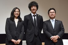 左から川口春奈、坂口健太郎、弁護士の山谷光一郎氏。