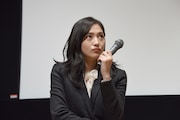 「印象に残っている法律用語は？」という質問の答えを考える川口春奈。