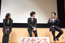 左から川口春奈、坂口健太郎、弁護士の山谷光一郎氏。