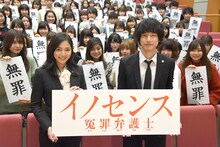 左から川口春奈、坂口健太郎。