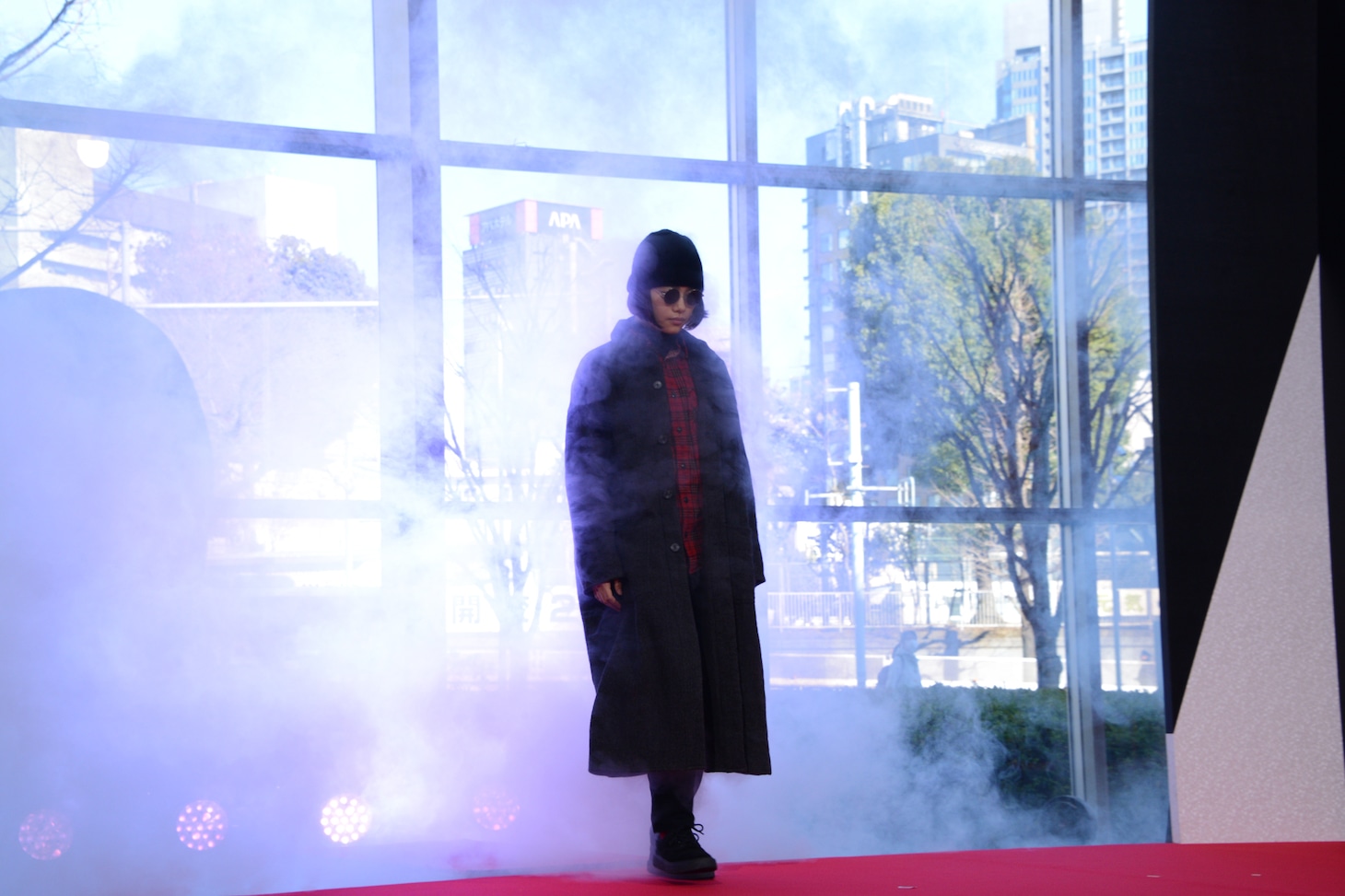 アタルの衣装で姿を現した杉咲花。