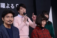 間宮祥太朗（左から2番目）