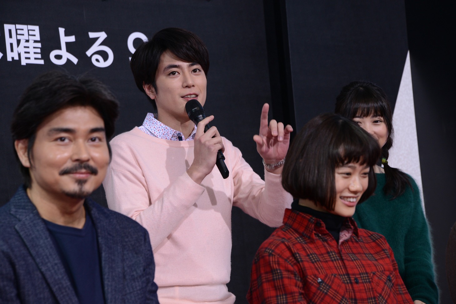 間宮祥太朗（左から2番目）