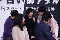 挨拶で噛んでしまった志尊淳（中央）を過剰に心配する間宮祥太朗（右奥）。