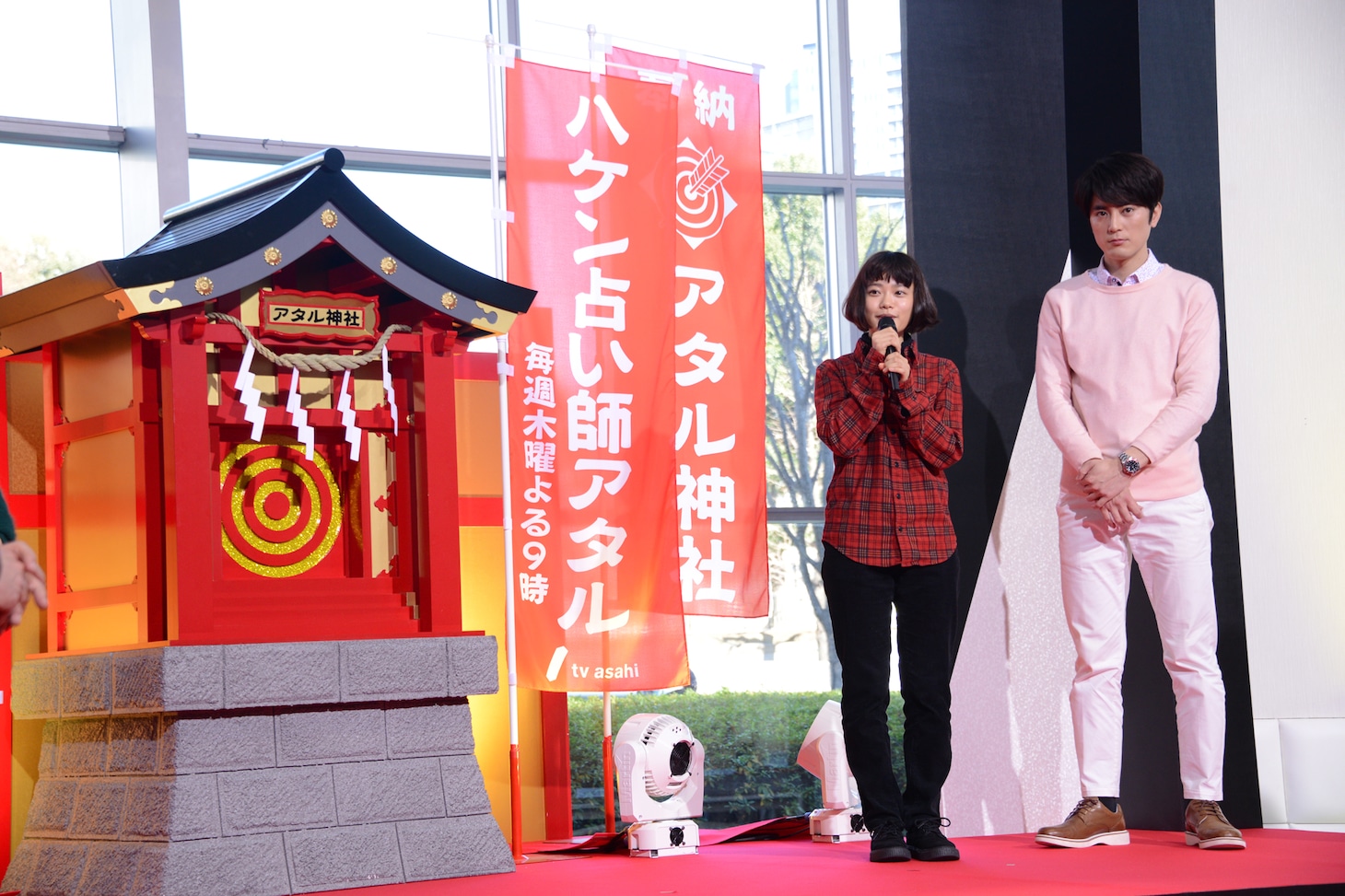 ドラマ放送終了までテレビ朝日本社1階のアトリウムで展示されるアタル神社。