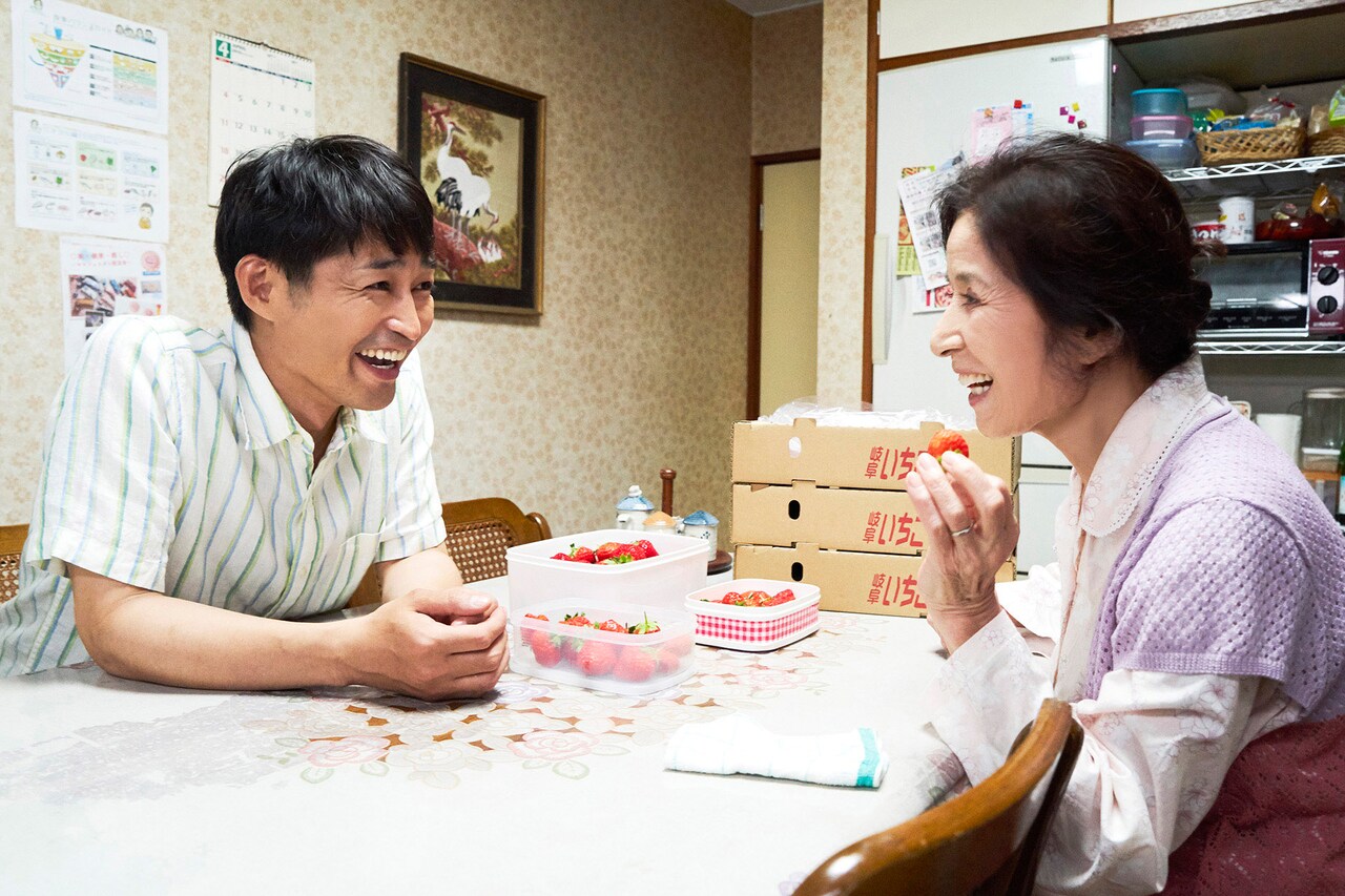 安田顕主演「母を亡くした時、僕は遺骨を食べたいと思った。」家族愛に満ちた写真到着