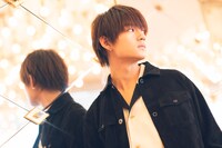 「佐野勇斗カレンダー2019.4-2020.3」限定版の表紙。