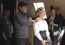 「天才作家の妻 -40年目の真実-」で監督を務めたビョルン・ルンゲ（左）。