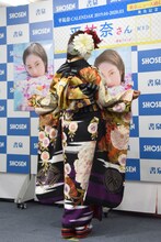 報道陣のリクエストに応えて晴れ着をアピールする平祐奈。