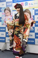 報道陣のリクエストに応えて晴れ着をアピールする平祐奈。