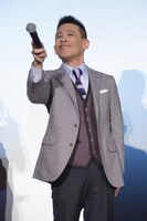 客席にマイクを向ける柳沢慎吾。