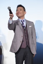 客席にマイクを向ける柳沢慎吾。