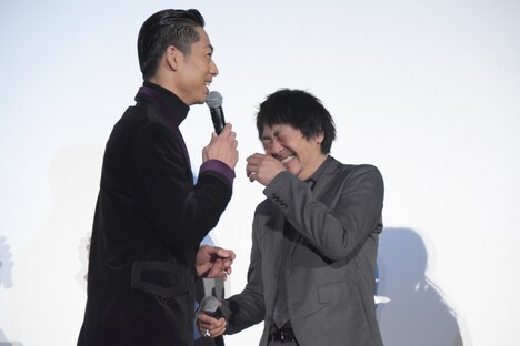 台湾公開を「台湾公演」と言い間違え、大森南朋（右）に笑いながら注意されるAKIRA（左）。