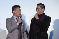 左から柳沢慎吾、AKIRA。