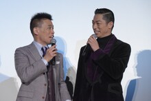 左から柳沢慎吾、AKIRA。