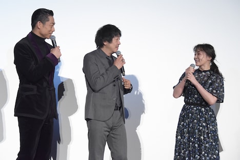 左からAKIRA、大森南朋、貫地谷しほり。
