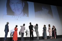 AKIRA、大森南朋の昔の写真を見るキャスト陣。