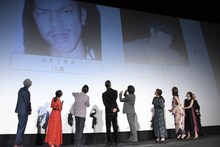 AKIRA、大森南朋の昔の写真を見るキャスト陣。