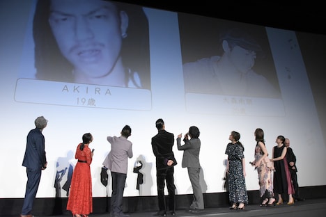 AKIRA、大森南朋の昔の写真を眺める登壇者たち。