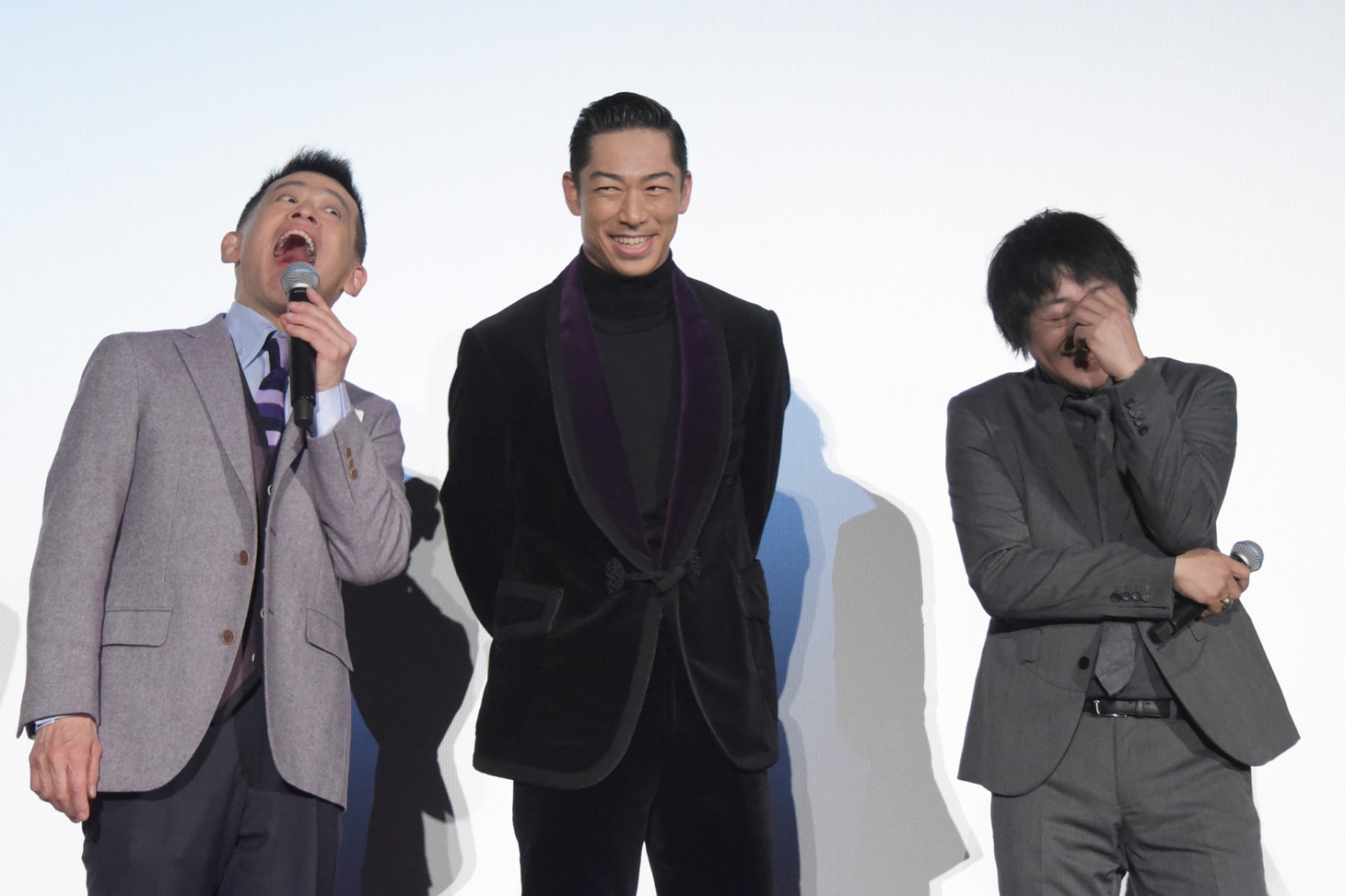 「ひとり甲子園」を披露する柳沢慎吾（左）。
