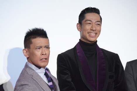 19歳のAKIRAの顔まねをする柳沢慎吾(左)。