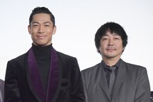 左からAKIRA、大森南朋。