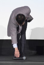 去り際、ステージにそっとマイクを置く柳沢慎吾。